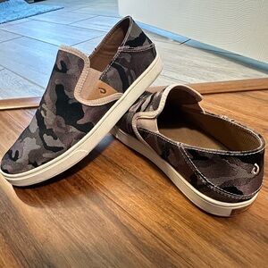 W9 Olukai Slip On Camo Black and Pink